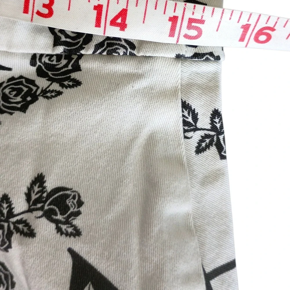 H&M Divided White Black‎ Rose Wreath Letter X Graphic Mini Skirt Womens Size 10